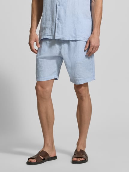 Männermodel trägt Shorts mit elastischem Bund und Gesäßtasche von MCNEAL aus Reine Baumwolle in Regular-Fit, hellblau, Nahaufnahme Oberschenkel.
