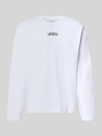Produktfoto, biała bluzka z długim rękawem z bawełny, krój regular fit, wyhaftowane logo, Regular Fit Longsleeve aus reiner Baumwolle Modell 'Ryan' von Wood Wood, Długość tyłu w rozmiarze M: 79 cm