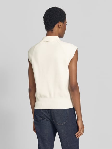 Frauenmodel trägt Relaxed Fit Weste aus Baumwoll-Mix von Tommy Hilfiger in Cremefarbe mit glatter Textur, Ganzkörperansicht Rückansicht. Damen Weste von Tommy Hilfiger.