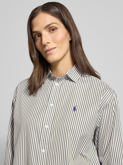 Frauenmodel trägt Hemdbluse mit Knopfleiste von Polo Ralph Lauren aus Reine Baumwolle, Lockerer-Schnitt, Hemdblusenkragen, Label-Stitching, Nahaufnahme Oberkörper.