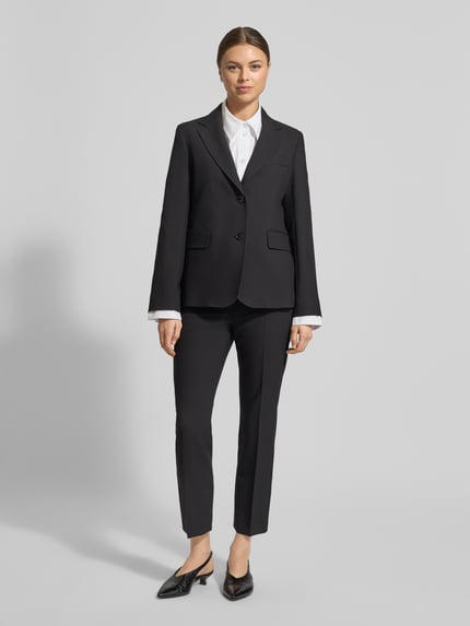 Vrouwenmodel draagt Slim Fit Blazer met Viskose-Anteil van Weekend Max Mara, look: effen, pasvorm: slim fit, reverskraag, labelstitching, 2-knoopsluiting, lange mouw, mouwboord geknoopt, rompzoom met rugsplit, borstzak, klepzak, met viscose, ganzlichaamsaanzicht voorkant.