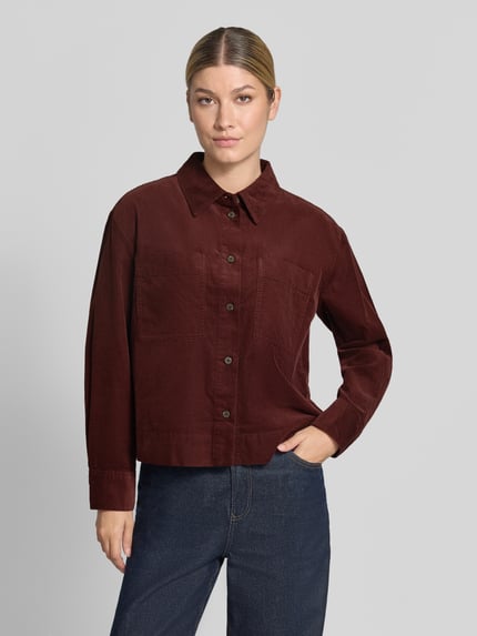 Frauenmodel trägt Regular Fit Langarmbluse aus reiner Baumwolle Modell 'Fronna' von OPUS in Dunkelrot, glatte Struktur, Nahaufnahme Oberkörper, Damen Langarmbluse von OPUS.