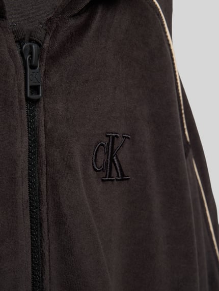 Productfoto, Sweatjacke mit Kapuze van Calvin Klein Jeans in zwart, katoenen stof, los model, zichtbare ritssluiting, label-stitching detail.