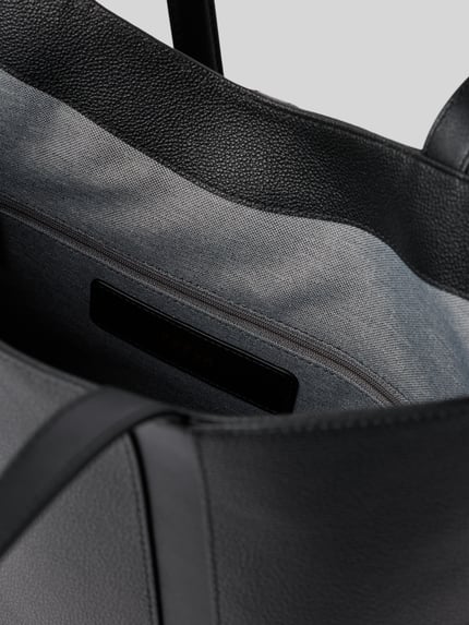 Productfoto, Handtasche aus echt leer met logodetail Model 'Goccia' van FURLA, open hoofdvak, smalle schouderband, breedte 43 cm, lengte 31 cm, diepte 13 cm, bandlengte 51 cm, structuur leer, zwarte en grijze tinten