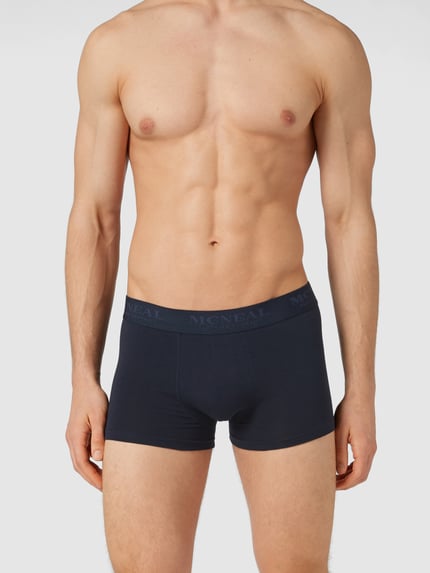 Männermodel trägt Trunks mit Label-Bund im 3er-Pack von MCNEAL, dunkelblau, Baumwoll-Elasthan-Mix, eng anliegend, Nahaufnahme Oberkörper.