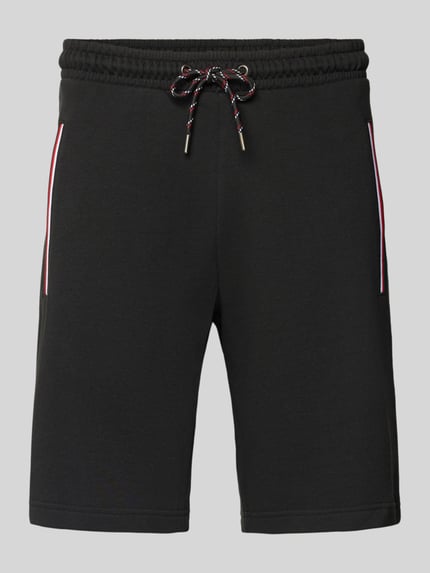 Produktfoto, Shorts mit elastischem Bund von Christian Berg Men aus schwarzem Baumwoll-Elasthan-Mix mit farbigen Kontraststreifen und Tunnelzug.