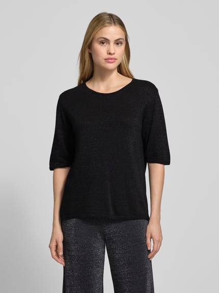 Vrouwenmodel draagt Strickshirt aus Woll-Mix mit Rundhalsausschnitt van Milano Italy, zwart, regular fit, glanzende textuur, halve mouw, vooraanzicht bovenlichaam.