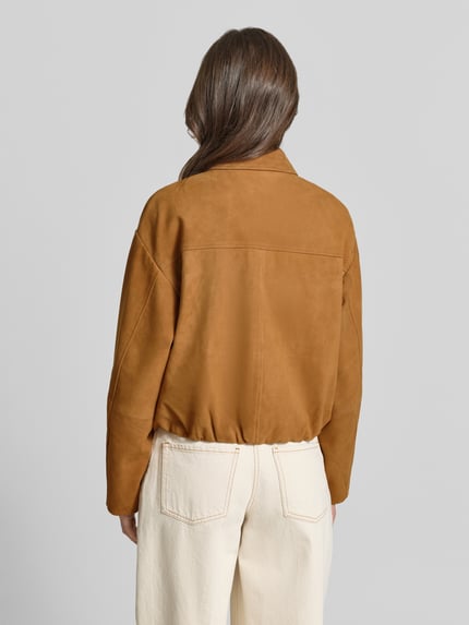 Frauenmodel trägt Bomberjacke aus Velours mit Eingrifftaschen von Jake*s Collection in Braun, relaxter Schnitt, glatte Textur, Ganzkörperansicht Rückansicht.