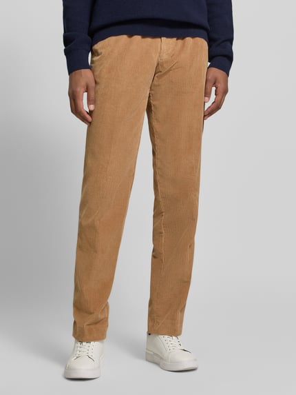 Männermodel trägt Regular Fit Cordhose aus Baumwollmix von Hiltl in Beige mit Eingrifftaschen, Cordstruktur, Ganzkörperansicht von vorne.