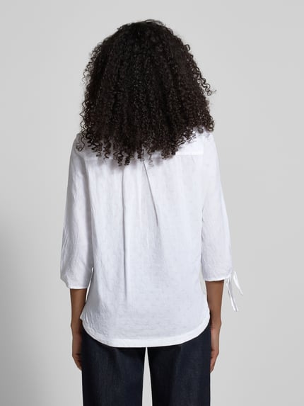 Frauenmodel trägt Regular Fit Bluse mit Tunika-Ausschnitt von Christian Berg Woman aus reiner bawełna, zakończenia rękawów z tunelem, rękaw o dł. 3/4, długość tyłu w rozmiarze 36: 65 cm, długość rękawów w rozmiarze 36: 48 cm, biała, prosta faktura, ganzkörperansicht rückansicht.