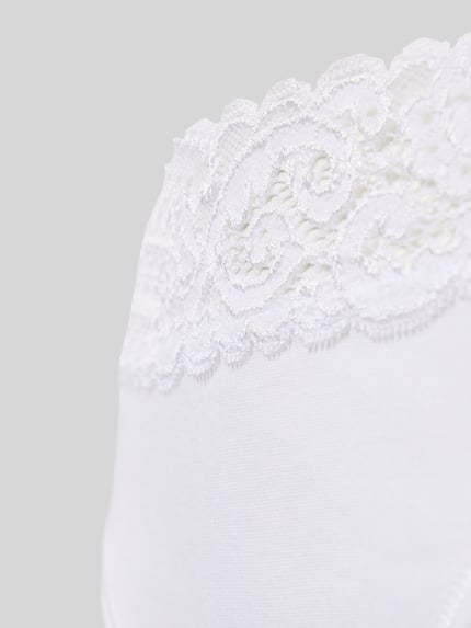 Productfoto, witte slip van Hanro, model 'Slip met Spitze Modell MOMENTS', fijne katoen met elastische band en kanten rand, lichaamsvolgende pasvorm.