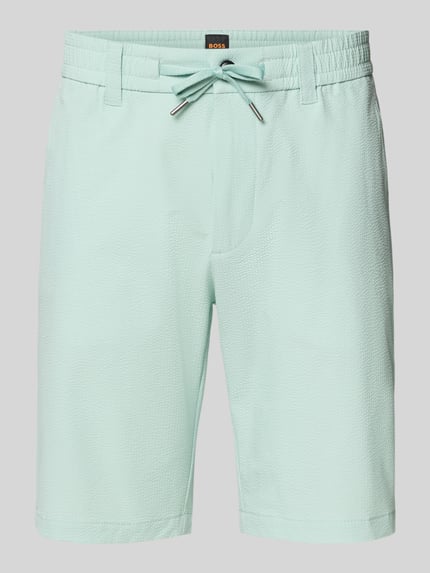 Produktfoto, Tapered Fit Bermuda mit Kordelzug Modell 'CHINO' von BOSS Orange in Hellblau, Optik:Allover-Muster, Crinkle-Design, Label-Applikation, Bundabschluss mit Kordelzug, Materialverarbeitung: Crinkle