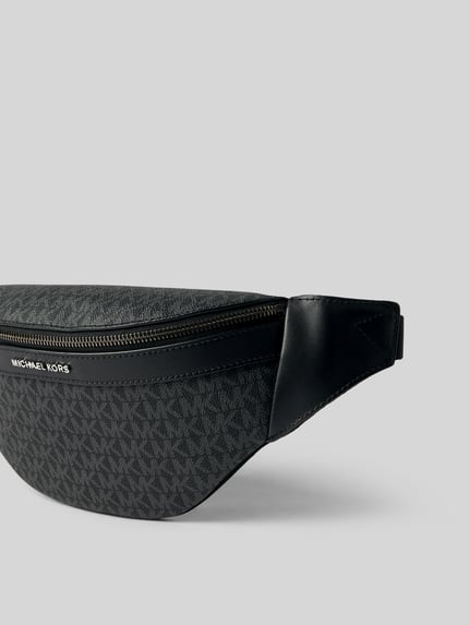 Produktfoto, Bauchtasche mit Logo-Muster Modell 'GREYSON' von Michael Kors, schwarz-graues Allover-Design, grobe Struktur, silberner Reißverschluss, Kontext: Herren Bauchtasche, Maße 28x15x10 cm, Schulterriemen 82 cm