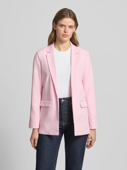 Frauenmodel trägt Loose Fit Longblazer mit Abnähern Modell 'BOZZY' von Pieces in Hellrosa mit Pattentaschen, unifarben, Ganzkörperansicht von vorne.