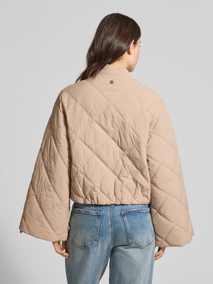 Vrouwenmodel draagt Relaxed fit Steppjacke met drukknoopsluiting model 'FASTEPPA' van HUGO, uni, waterafstotend, achteraanzicht