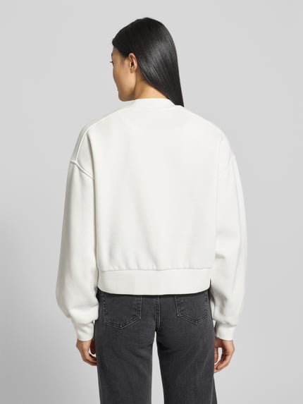 Vrouwenmodel draagt Relaxed Fit Sweatjacke aus Baumwoll-Mix van Tommy Hilfiger in effen wit met geribde boorden, rugaanzicht.