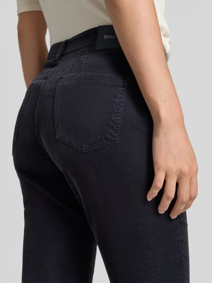 Vrouwenmodel draagt smalle broek uit katoenmix model 'MARY' van Brax in donkerblauw, dames, detailopname rugaanzicht.