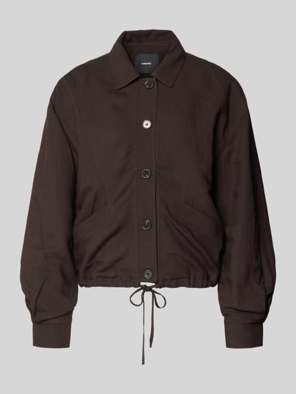 Produktfoto, dunkelbraune Jacke mit Umlegekragen Modell 'Nisari' von Someday aus reiner Baumwolle, Regular Fit, sichtbare Knopfleiste und Tunnelzug, strukturierte Oberfläche, neutrale Farbgebung, Produktdetails: Rückenlänge 55 cm, Schulterbreite 54 cm, Brustweite 56 cm, Ärmellänge 54 cm.