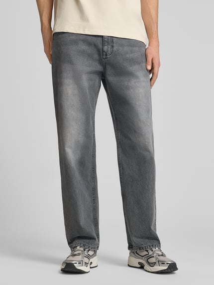 Männermodel trägt Baggy Jeans im 5-Pocket-Design von REVIEW in Grau, Reine Baumwolle, Lockerer-Schnitt, Nahaufnahme Unterkörper, Vorderansicht.
