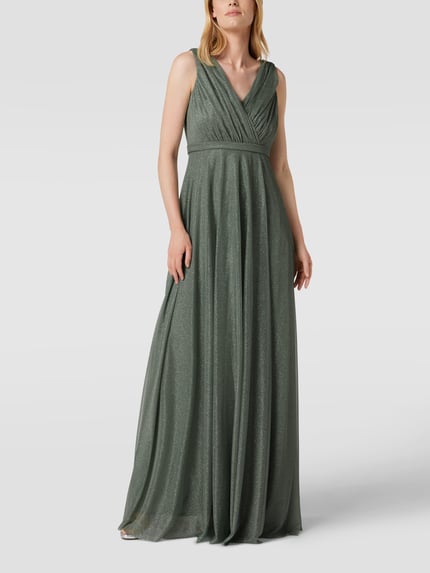Vrouwenmodel draagt Regular Fit Abendkleid mit Glitzer-Mesh van TROYDEN COLLECTION, groen, glitter mesh, V-hals, mouwloos, plooien, getailleerd, volledige lichaamsaanzicht van voren.