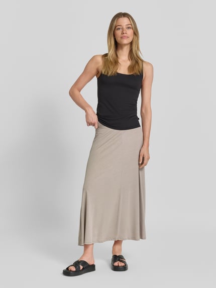 Frauenmodel trägt Loose Fit Midi-Rock aus Lyocell-Baumwoll-Mix Modell 'ILENIAA LARAA' von Armedangels in Beige, Damen, Ganzkörperansicht von vorne.