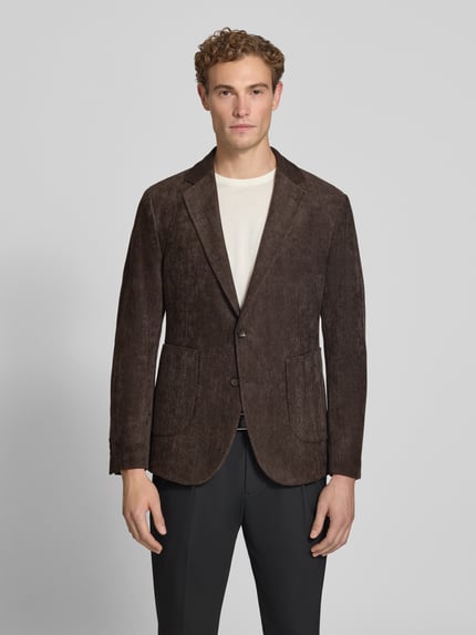 Männermodel trägt Regular Fit Sakko mit Reverskragen Modell 'BENITO' von CINQUE in Braun, elastischer Material-Mix, Ganzkörperansicht von vorne. Kontext: Herren Sakko, aufgesetzte Taschen, Rückenlänge 74 cm, Schulterbreite 42 cm, Ärmellänge 65 cm.
