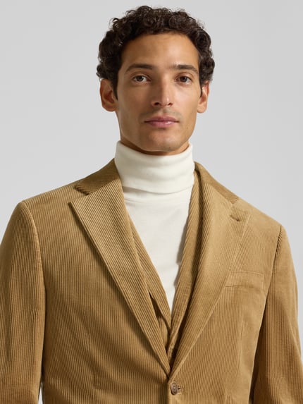 Männermodel trägt Sakko in Cord-Optik mit seitlichen Eingrifftaschen von MCNEAL, Baumwoll-Mix, sandfarben, Nahaufnahme Oberkörper.