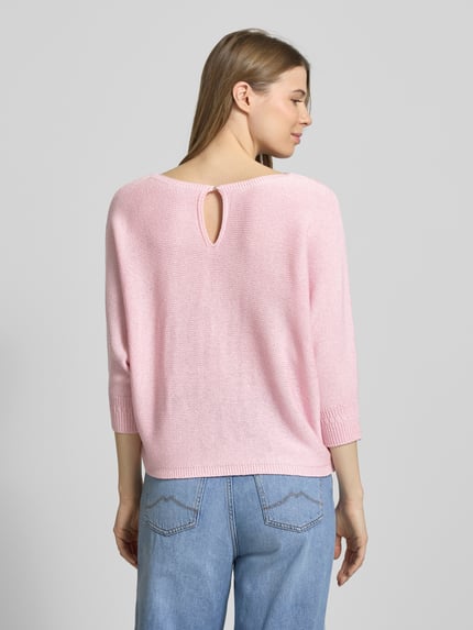 Frauenmodel trägt Strickpullover mit 3/4-Arm von More & More in Rosa, lockere Passform, dezent melierte Textur, Ganzkörperansicht Rückansicht.