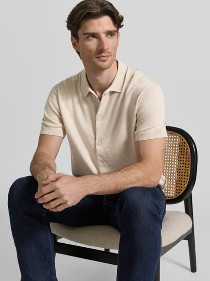 Männermodel trägt Freizeithemd mit 1/2-Arm Modell 'BELLS' von Casual Friday in Beige, Polokragen, Knopfleiste, Nahaufnahme Oberkörper. Baumwoll-Lyocell-Mix, Regular Fit.