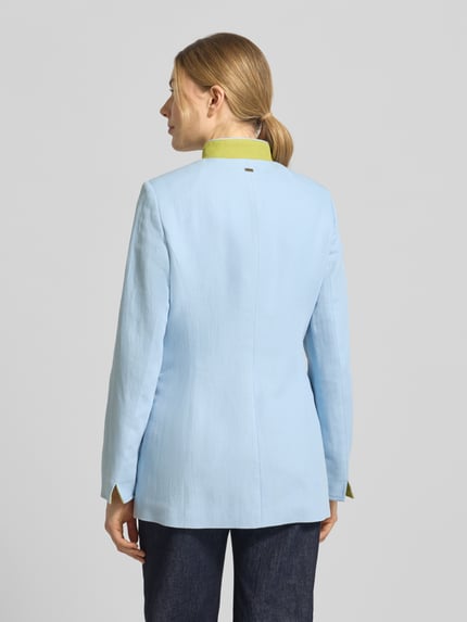 Frauenmodel trägt Slim Fit Blazer aus Leinen-Baumwoll-Mix von WHITE LABEL in Hellblau mit Stehkragen und AufgesetzteTaschen, Rückenlänge 71 cm, Brustweite 44 cm, Ärmellänge 64 cm, Ganzkörperansicht Rückansicht.