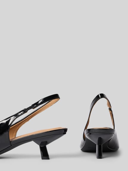 Produktfoto, Pumps mit offener Ferse von BIANCO aus schwarzem Lack, spitze Form, Pfennigabsatz, glatte Sohle, Absatzhöhe 5 cm, Schaftweite 20 cm, elegantes Design auf grauem Hintergrund