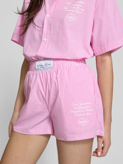 ANOTHER COTTON LAB Szorty od piżamy o kroju relaxed fit z nadrukiem z napisem i logo Mocnoróżowy 3