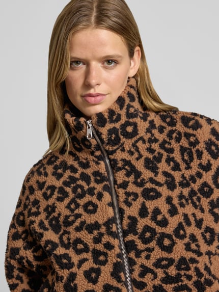 Kobiece model prezentuje Regular Fit Teddyjacke mit Animal Print Muster Modell 'THEA' od ONLY, damska kurtka teddy/webpelz, zbliżenie górnej części ciała.