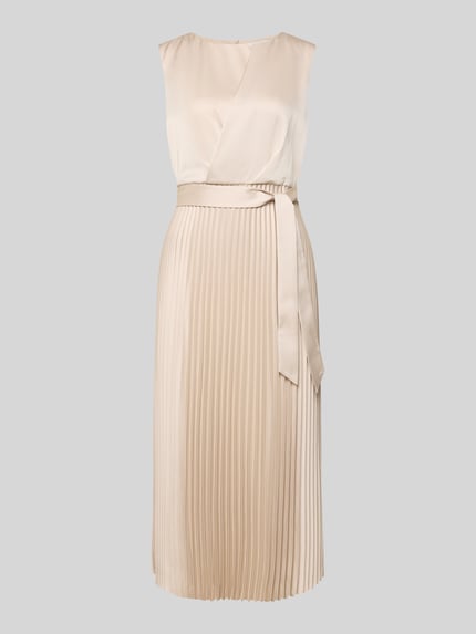 Produktfoto, Midikleid mit Plisseefalten und Bindegürtel von Comma aus beigefarbenem Material-Mix mit Stretch-Anteil, A-Linie, strukturierte feine Plisseefalten im Rock, Bindegürtel in Taillenhöhe, Rückenlänge 35 cm, Brustweite 40 cm, Größe 36.