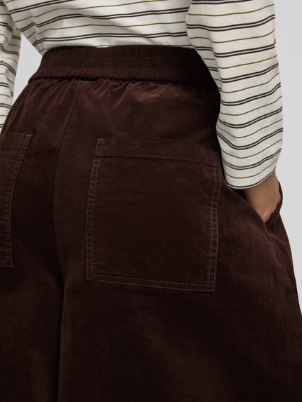 Frauenmodel trägt Culotte mit Eingrifftaschen Modell 'Olana' von FREE/QUENT, brauner Baumwoll-Elasthan-Mix, Nahaufnahme Rückansicht.