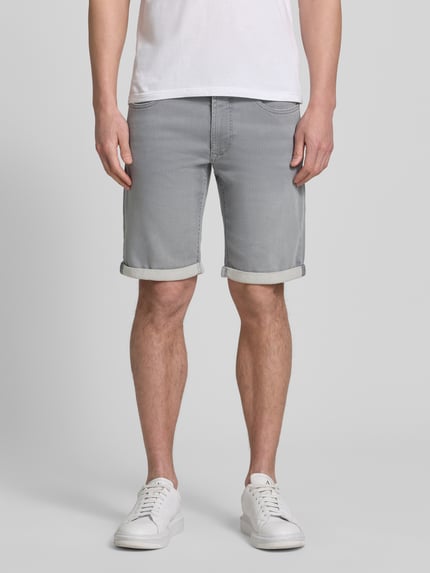 Männermodel trägt Bermudas in Denim-Optik mit Eingrifftaschen von MAC, grauer Baumwoll-Elasthan-Mix, Regular-Fit, Used-Look, Umschlag, Ganzkörperansicht von vorne.