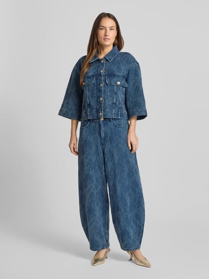 Vrouwenmodel draagt Relaxed Fit Jacke in Denim-Optik Modell 'Penn' van MOS MOSH in blauw met florale allover-stiksels, borstzakken en knopen, gemaakt van pure katoen, 3/4-mouwen, cropped fit, volledige lichaamsaanzicht van voren.