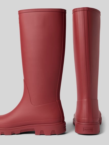 Produktfoto, Stiefel mit Logo-Detail von Hunter, czerwony kolor, zaokrąglony czubek, efekt gładki, profilowana podeszwa, krój zaokrąglony, wysokość obcasa 3 cm w rozmiarze 40, wysokość cholewki 37 cm w rozmiarze 40, szerokość cholewki 16 cm w rozmiarze 40