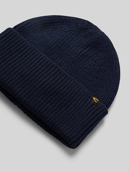 Productfoto, donkerblauwe beanie-stijl beanie met brede omslag en labeldetail, Mix van katoen en kasjmier, Klassiek model, Beanie met breede omslag en labeldetail van camel active