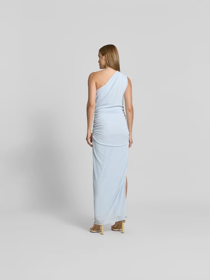 Vrouwenmodel draagt Maxikleid mit Raffungen van ROTATE in lichtblauw, asymmetrisch, maxilengte, aansluitende fit, rugaanzicht.
