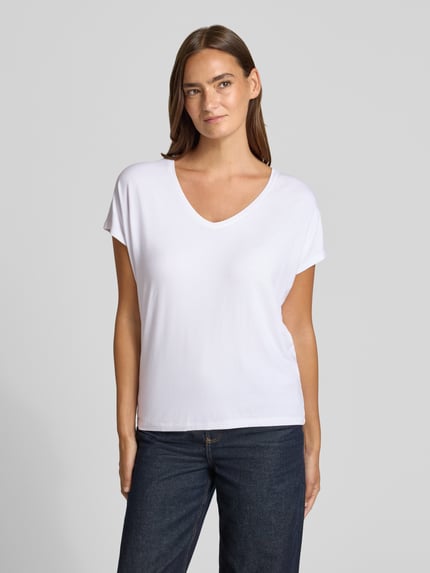 Modelka kobieca nosi Relaxed Fit T-Shirt aus Viskose-Mix od s.Oliver RED LABEL, kolor biały, prosta tekstura, widok całej sylwetki z przodu.