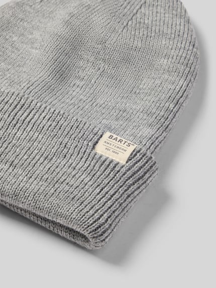 Produktfoto, Mütze mit Label-Patch Modell 'KINABALU' von Barts in grauer Unifarbe, grobe Rippstrick-Struktur, Label-Patch, Material: Strick