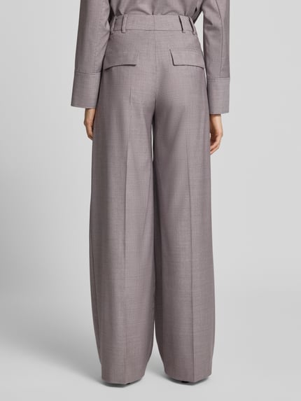 Frauenmodel trägt Wide Fit Hose aus reiner Schurwolle mit Bügelfalten von windsor., grau, Gesäßtaschen, glatte Textur, Ganzkörperansicht Rückansicht.