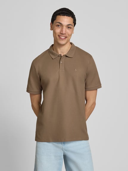 Männermodel draagt Regular Fit poloshirt met structuurpatroon model 'AUSTIN' van Jack & Jones in bruin, materiaalmix met katoen. Ganzkörperansicht von voren.