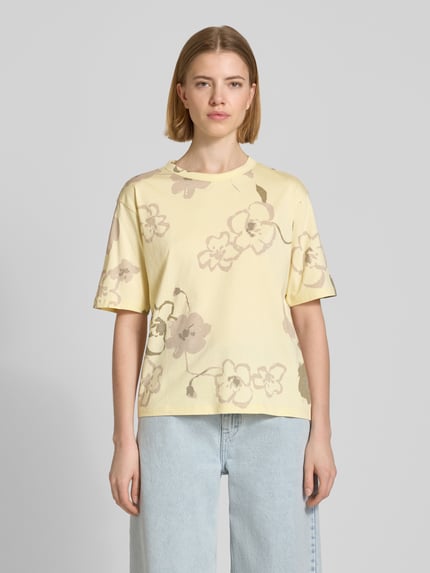 Vrouwenmodel draagt T-Shirt im Allover-Look mit Rundhalsausschnitt van JAKE*S STUDIO WOMAN, katoen, regular fit, alloverprint, crèmekleur, rechte zoom, voorkant volledig zichtbaar, lichaamslengte 57 cm, bovenlichaam close-up.