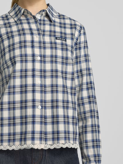 Vrouwenmodel draagt Regular Fit overhemdblouse uit puur katoen met kant van Oui, ruitpatroon in blauw-wit, logopatch, knoopsluiting, overhemdkraag, ruglengte maat 36: 57 cm, mouwlengte maat 36: 61 cm, detailopname bovenlichaam.