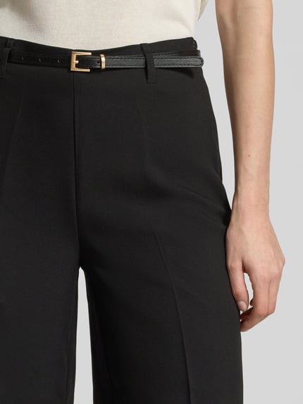 Frauenmodel trägt Regular Fit Culotte mit Viskose-Anteil Modell 'ELMA' von Vero Moda, Optik: Unifarben, Twill, Nahaufnahme Oberkörper.