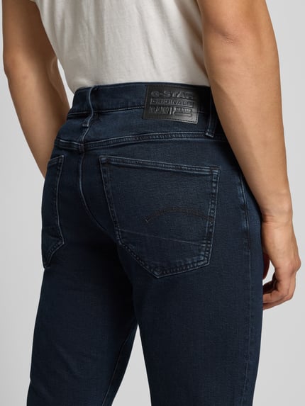 Männermodel trägt Slim Fit Jeans mit 5-Pocket-Design von G-Star aus Baumwoll-Shetlandwoll-Mix mit Stretch-Anteil, Detailaufnahme Rückansicht.