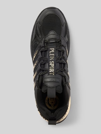 Produktfoto, Sneaker mit Schnürverschluss Modell 'GLADIATOR' von PLEIN SPORT im Material-Mix mit strukturierter Sohle, Abgerundete-Spitze, Label-Detail, Schwarz und Gold, Absatzhöhe 6 cm, Schafthöhe 7 cm, Schaftweite 8 cm.