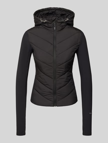 Produktfoto, czarna kurtka pikowana z kapturem, zamek błyskawiczny, Model 'GRAZIA' od GUESS Activewear, krój slim fit, tunel